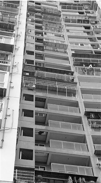小伙失踪一月被发现于阳台顶棚 尸体已腐烂(图)