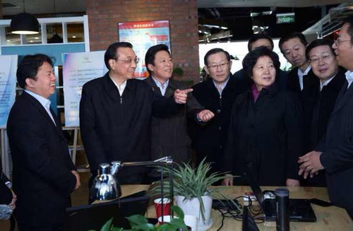 李克强鼓励创业者：政府会为你们增加营养
