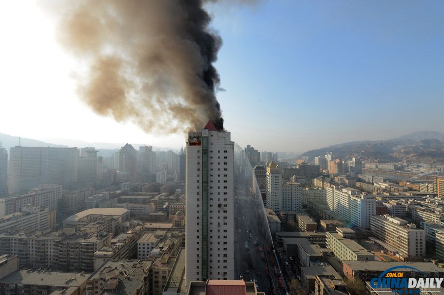 兰州高层大厦发生火灾172名消防员扑救 伤亡不明