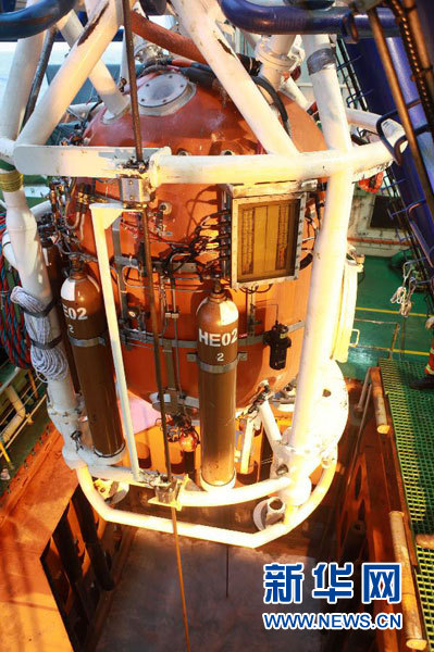 中国首次人工潜入300米深海“龙宫”探摸成功