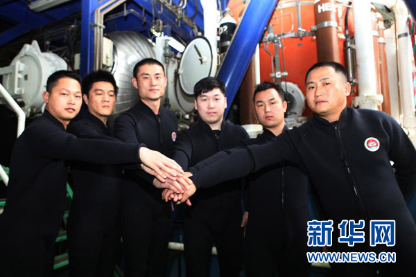 中国首次人工潜入300米深海“龙宫”探摸成功