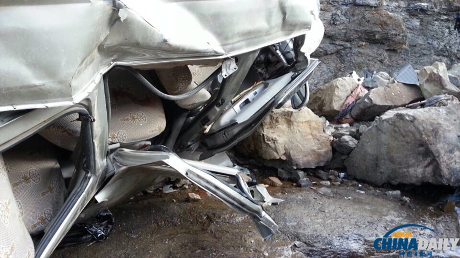 云南一微型面包车坠入深沟 12人全部死亡