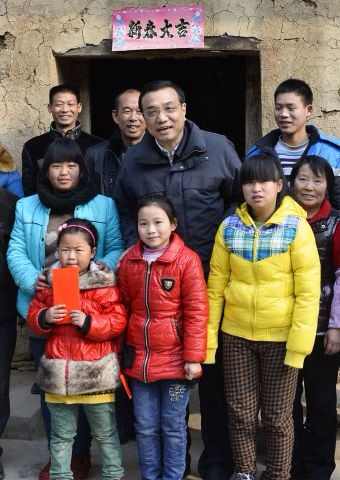 李克强与山村留守儿童父亲通话嘱平安