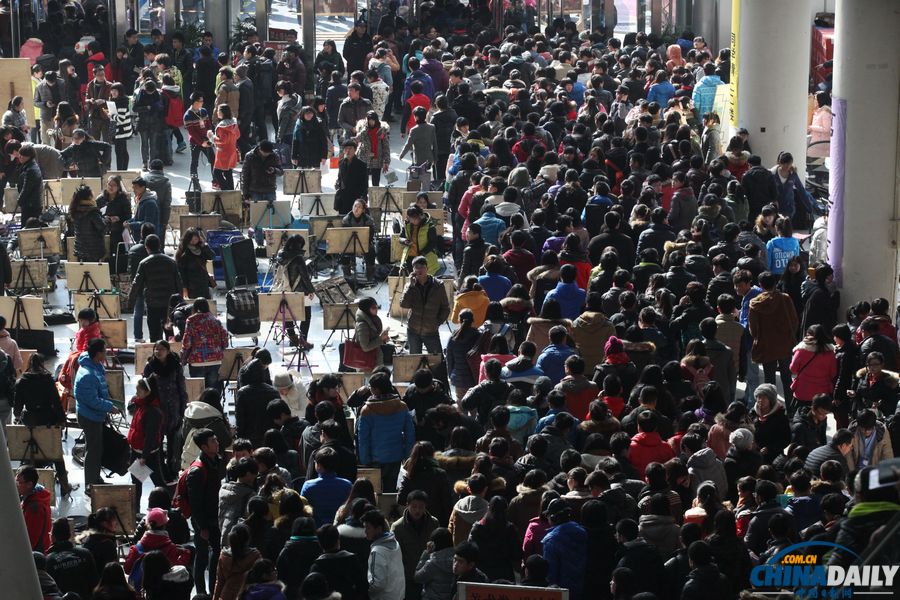 “巨无霸”考场8000余名艺考生同场竞艺