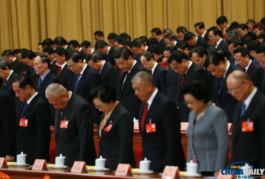 政协开幕会为昆明暴力恐怖事件遇难者默哀
