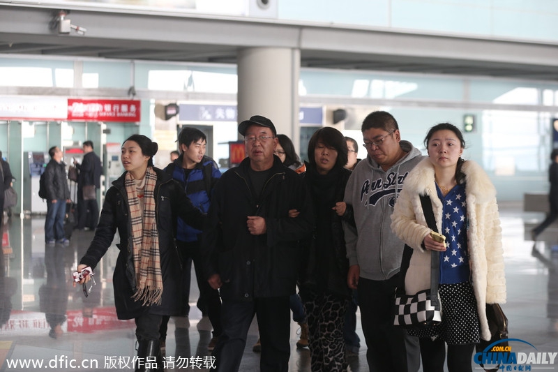 马来西亚载154名中国人航班失联 机场家人焦急等待