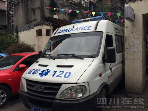 成都一30岁男子因语言冲突将父亲砍伤 母亲报警(图)