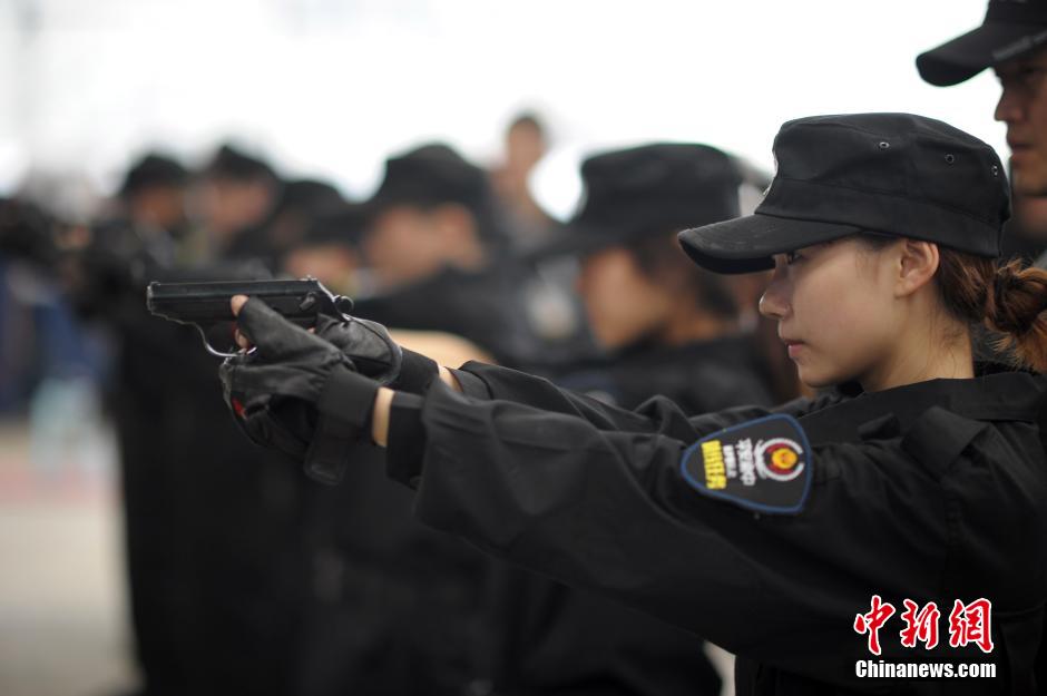 重庆女网友入驻警队学防狼术