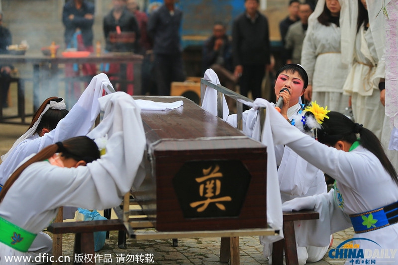 福建职业哭灵女 每月“哭”二十余场收入赛白领