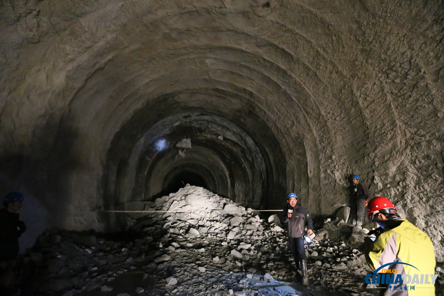 独龙江公路高黎贡山隧道贯通 当地独龙族同胞载歌载舞庆祝