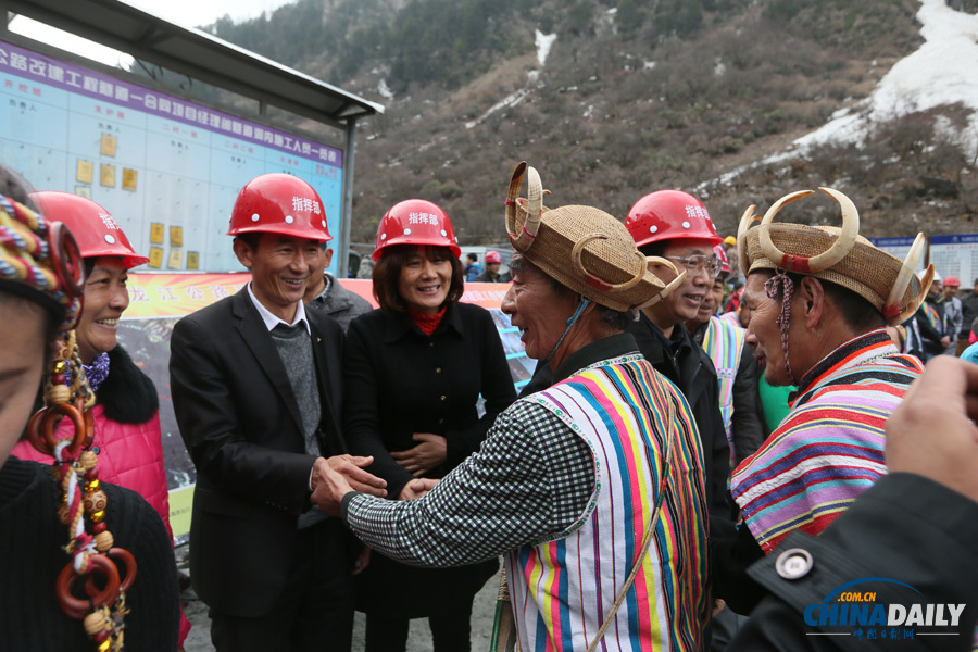 独龙江公路高黎贡山隧道贯通 当地独龙族同胞载歌载舞庆祝
