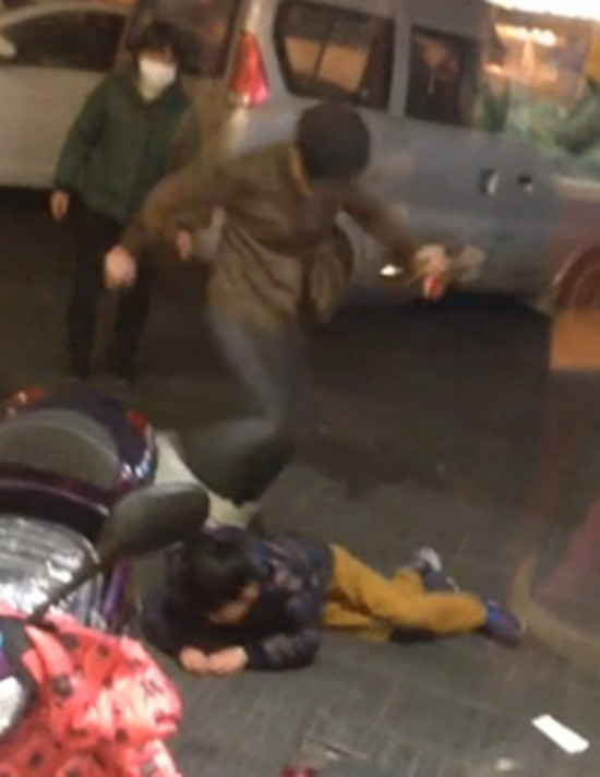 年轻女子连环爆踢男孩 最重的一脚踢在头部