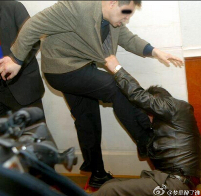 央视两记者中美航空领域签约仪式上互殴