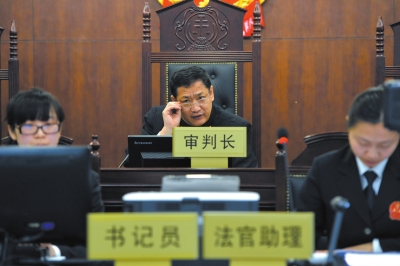 四中院开审第一案原告撤诉迅速离场