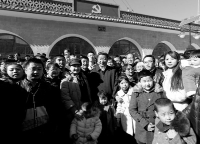 习近平偕彭丽媛重回当年延安插队村庄