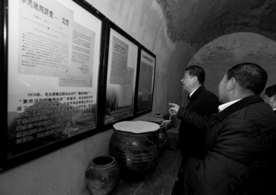 习近平偕彭丽媛重回当年延安插队村庄