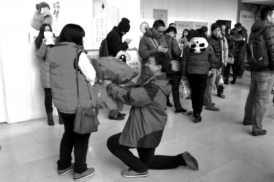 情人节婚登迎高峰3400对新人“转正”