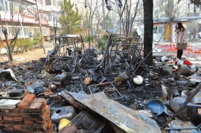 杂物起火烧裂住户窗玻璃 无人员伤亡