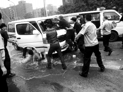 黑洗车遭联合查抄摊主开车轧执法者