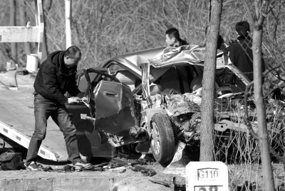 私家车与旅游大巴相撞4人亡