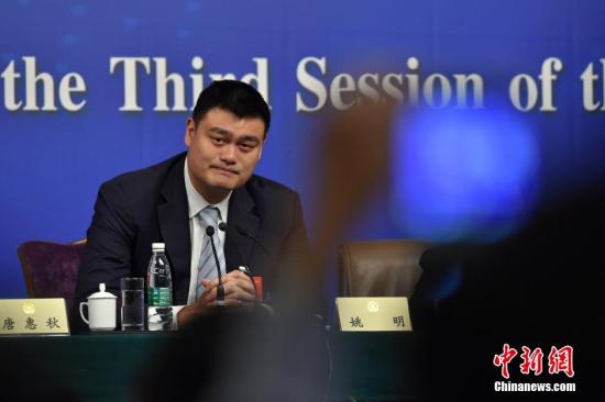姚明谈参政议政 “嫉妒足球改革”(图)