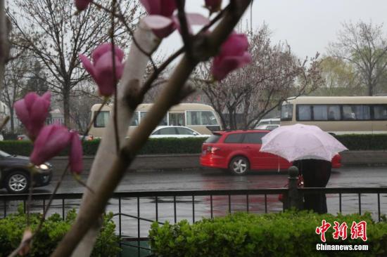 北京迎来今年首场春雨 致道路严重拥堵