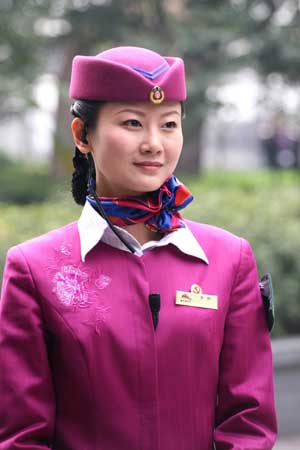 美女列车长走红网络 帅哥“粉丝”献花（图）