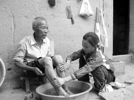 没有爸妈,11岁女孩早当家 每天给爷爷做早饭