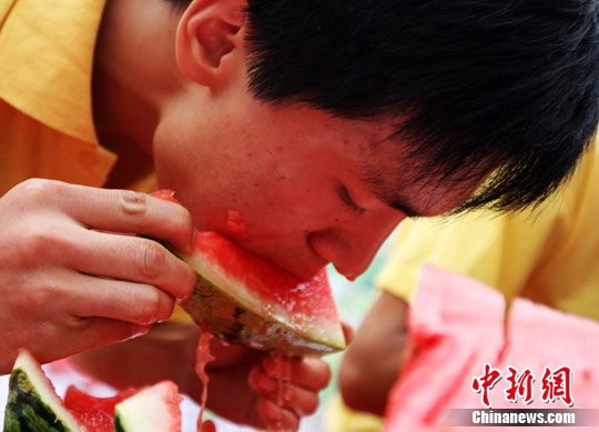 重庆江津西瓜节“大胃王”4分钟吃瓜5斤（图）