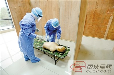 从重庆出征 解放军医疗队赴非抗击埃博拉