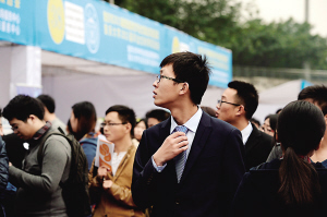 重庆大学生争当导购员 去迪拜挣土豪的钱
