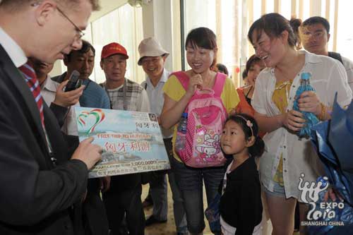匈牙利馆迎第100万名游客 全家免费游布达佩斯