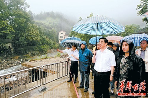 湖南省委书记周强冒险深入灾区农家察民情