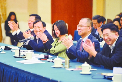 福建全国人大代表的精彩发言博得全场掌声