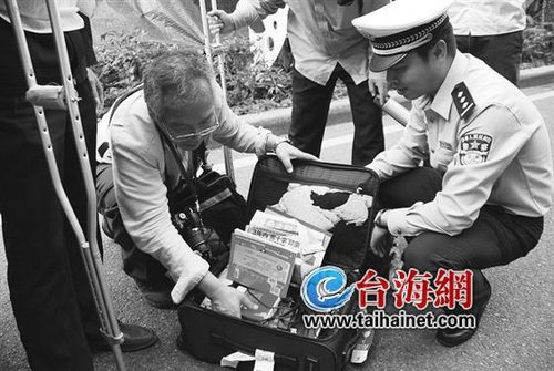 日本旅客行李丢在出租车上 厦门民警25分钟找回
