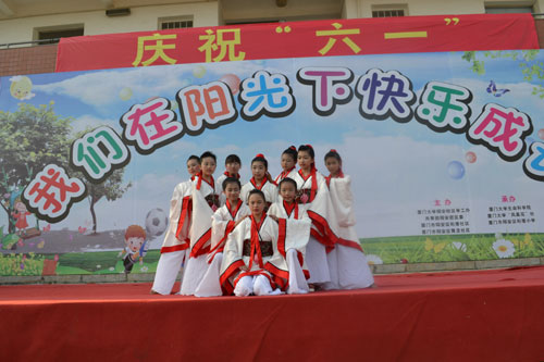 厦大生科学子与凤凰花社共赴翔安珩厝小学同孩子共庆“六一”