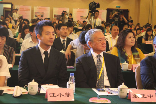 汪小菲现身两岸婚姻家庭论坛 分享两岸家庭体验
