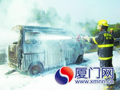 三小时内四车自燃致一人丧生 夏日行车检查四要诀