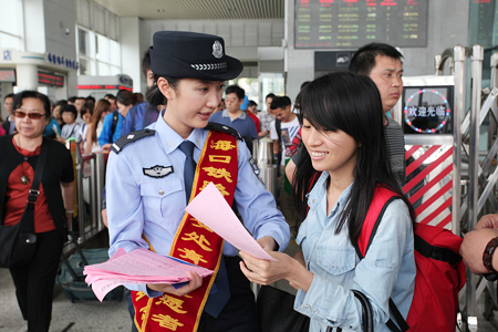 海口火车东站制指路传单 方便旅客乘车出行(图)