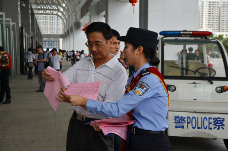 海口火车东站制指路传单 方便旅客乘车出行(图)