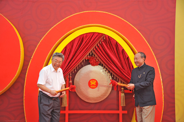 海航“重温首航航班”在美兰机场起航
