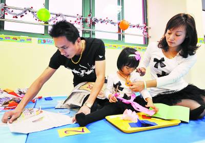 中国年轻一代家长普遍焦虑 将压力投射到孩子身上