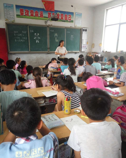 大学生志愿者爱心支教：让留守儿童都如花般绽放