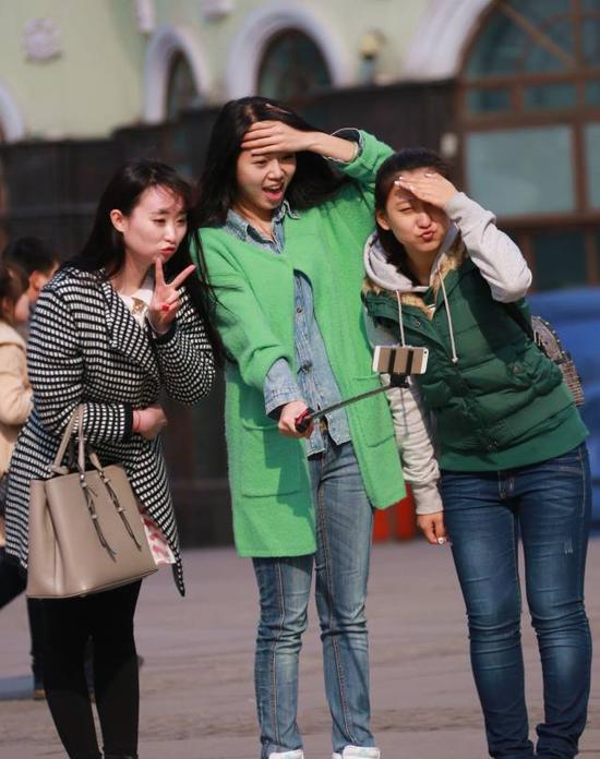 哈尔滨今明两天连着8℃ 轻便春装涌现街头(图)