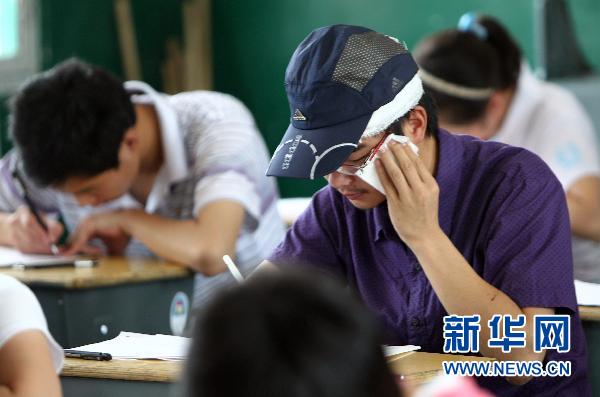 湖北竹溪一考生重大车祸苏醒后坚持赴考（图）