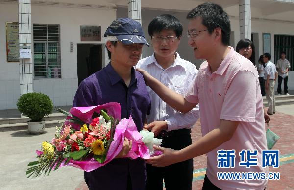 湖北竹溪一考生重大车祸苏醒后坚持赴考（图）