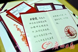 百岁党员写满30本居委工作日记 将译成德文(图)