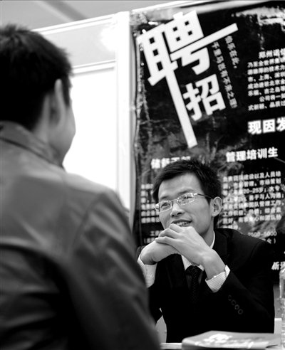 人社部称正规范公务员津贴 防止灰色收入过高