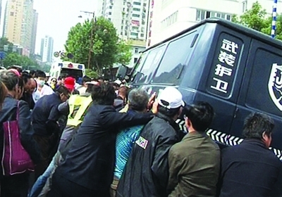 南京两女子被运钞车撞倒压住 数十市民抬车救人