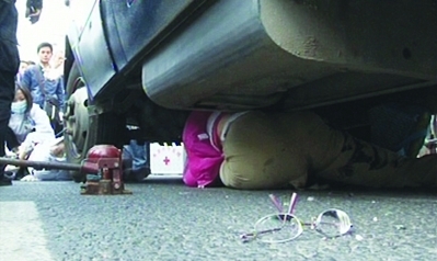 南京两女子被运钞车撞倒压住 数十市民抬车救人